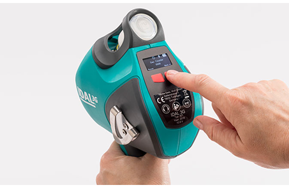 Handen die een IDAL-systeem vasthouden.
